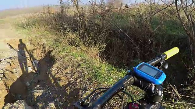 骑自行车的人避免障碍物。视频素材