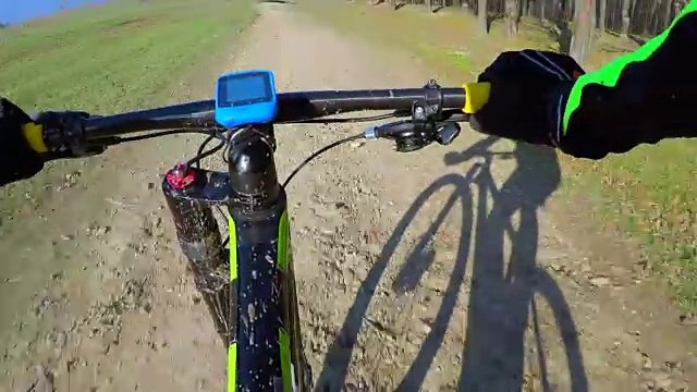 骑自行车从林中小路下坡。视频素材