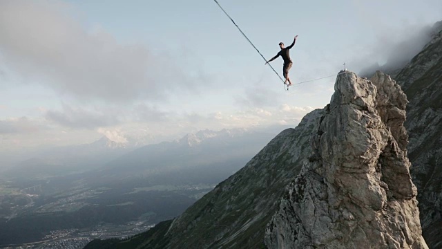 一个人站在阿尔卑斯山的高架上视频下载