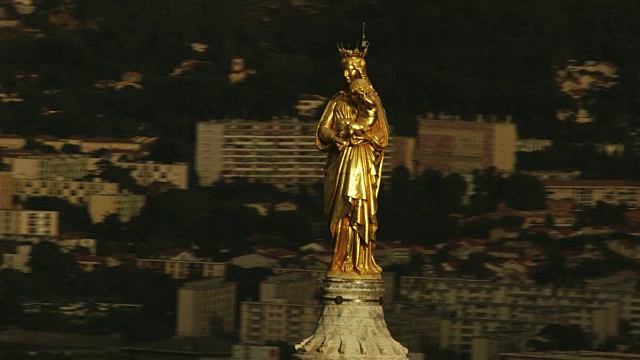 法国，马赛:圣女雕像Eugène Lesquene视频下载