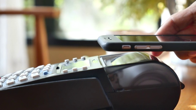 在咖啡厅使用智能手机进行非接触式支付视频下载