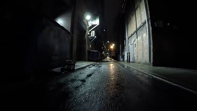 在城市狭窄的街道上开车视频下载