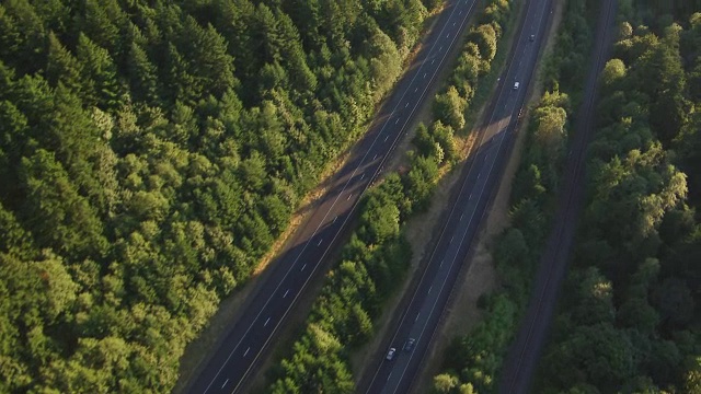 美国俄勒冈州，在河流公路上行驶的车辆视频下载