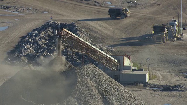 美国密歇根州阿尔佩纳水泥厂的WS AERIAL POV石灰石提升机水泥浇注视频下载