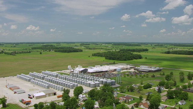 WS AERIAL POV silos在韦弗爆米花公司/格兰特县，印第安纳州，美国视频下载