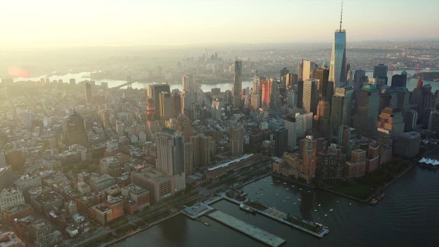 WS AERIAL POV View of Freedom Tower with cityscape /纽约市，纽约州，美国视频素材