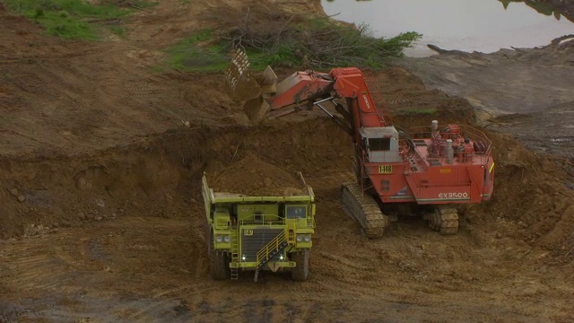 WS ZO AERIAL POV挖掘机和自卸卡车在煤矿地区/吉布森县，萨默维尔，印第安纳州，美国视频素材