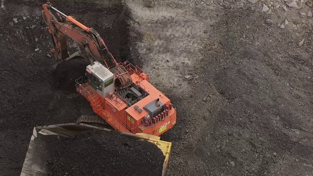美国印第安纳州萨默维尔市吉布森县煤矿地区的WS AERIAL POV挖掘机和自卸卡车视频素材