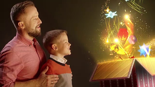 父亲和儿子打开圣诞礼物视频素材