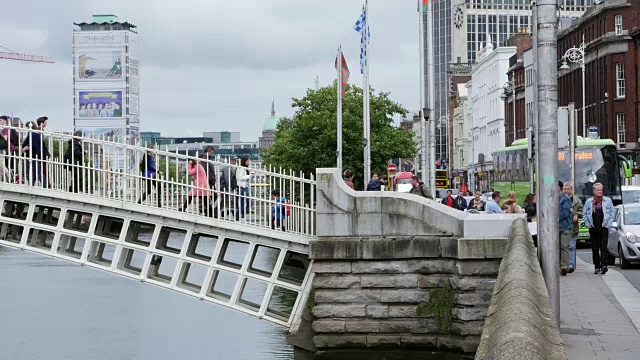 在都柏林的哈彭尼桥上行走的人们视频下载