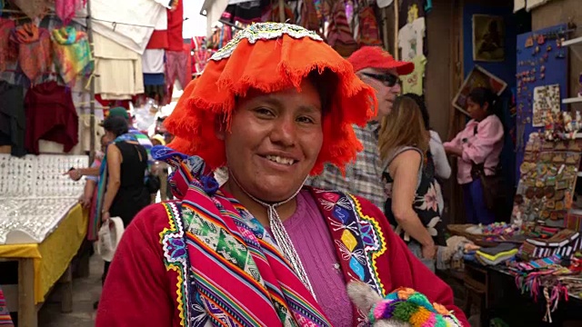 秘鲁土著妇女与婴儿羊驼在皮萨克市场，库斯科视频下载