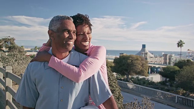 在海滩附近拍摄的非洲裔美国人幸福的拥抱视频素材