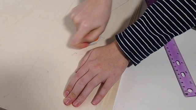 女孩的手的特写，用橡皮擦的线的圣诞树。德国，欧洲的圣诞节。视频素材