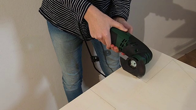 女孩做工艺品。她用电动机器切割木板。德国，欧洲的圣诞节。视频素材