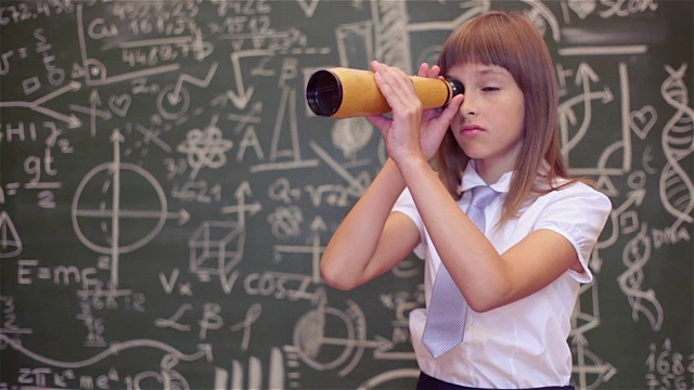 小女孩用望远镜在一块大黑板前玩耍学习视频下载