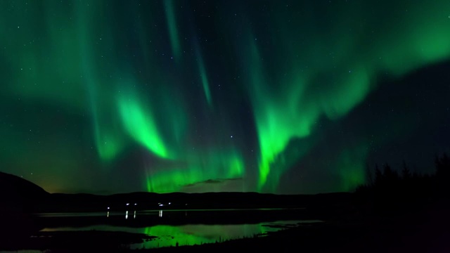 在冰岛湖上的绿色极光-时间流逝视频下载