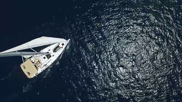 从上面的帆船，无人机拍摄视频素材