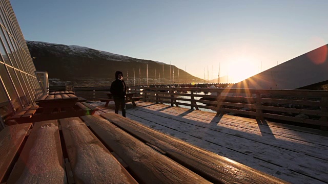 日落时分，一个女人走在码头上视频下载