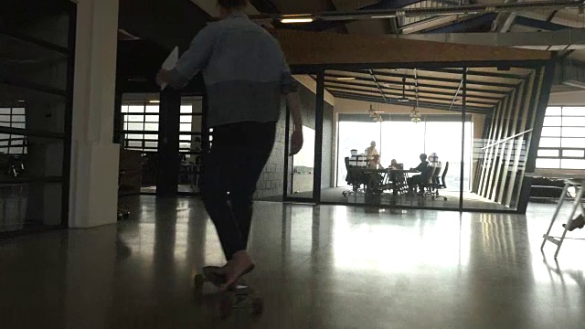 脚踏实地的女商人踩着滑板去开会视频下载