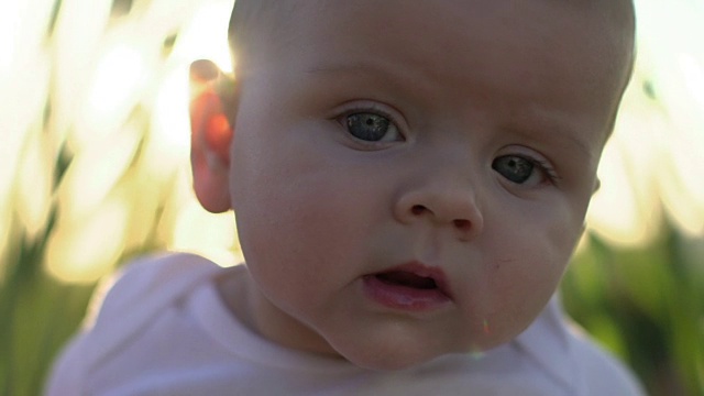 美丽的婴儿在自然日落视频下载