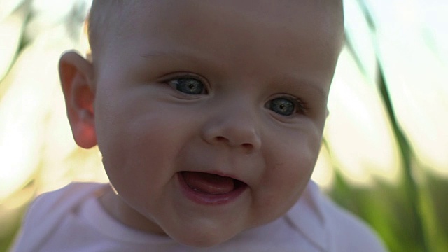 可爱的婴儿在户外微笑和大笑视频素材