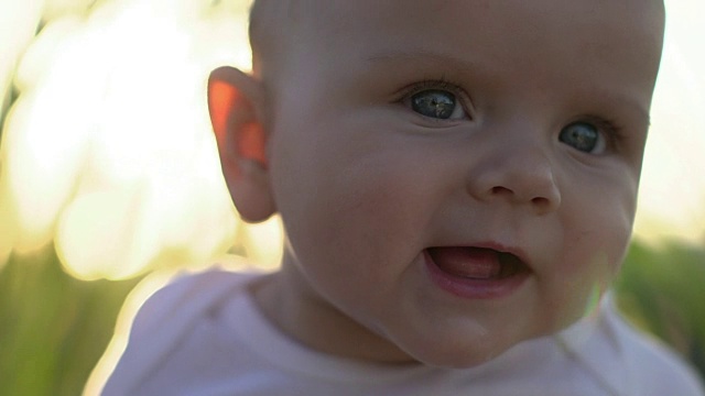 ECU SM美丽的婴儿在阳光下微笑视频素材
