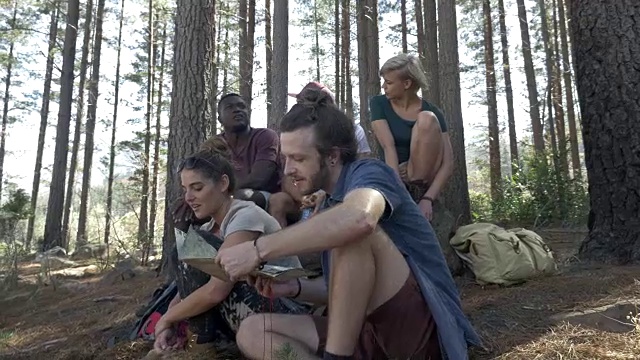 日出时分，一群朋友在森林里闲逛，看地图视频下载