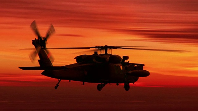 日落背景上的陆军直升机视频下载