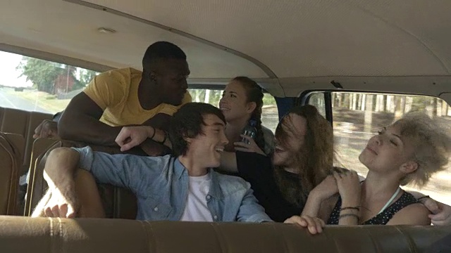 WS_Group的朋友在公路旅行。在旧车里一起大笑视频素材