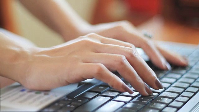 女人的手在电脑键盘上打字视频下载
