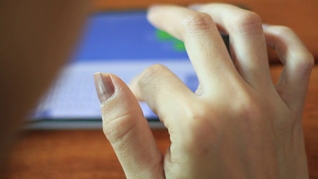 女人的手触摸和打字打字的虚拟键盘智能手机视频下载
