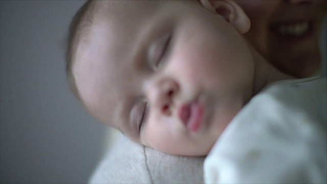 可爱的宝宝睡在妈妈的肩膀上视频下载