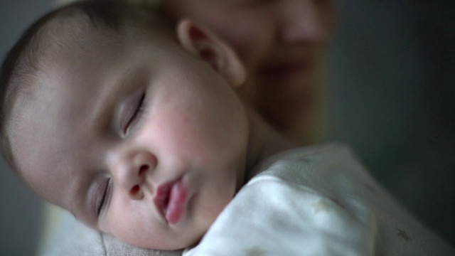 婴儿睡在妈妈的怀里视频下载