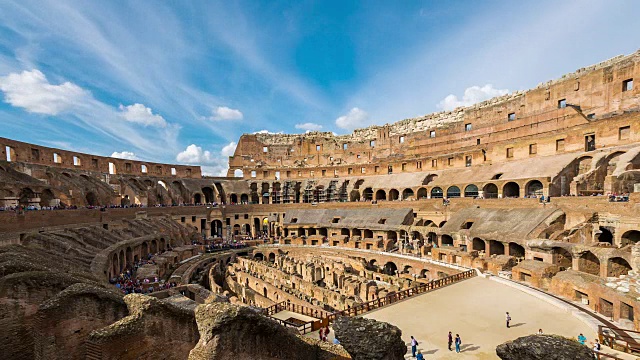 时光流逝:拥挤的人群正在参观罗马斗兽场。罗马——意大利，欧洲视频下载
