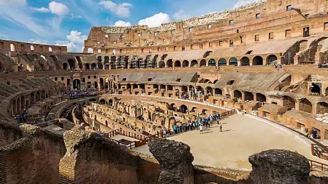时光流逝:拥挤的人群正在参观罗马斗兽场。罗马——意大利，欧洲视频素材