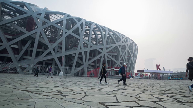 北京，Сhina——2016年10月14日:游客在雾霾污染下参观北京鸟巢体育场。视频素材
