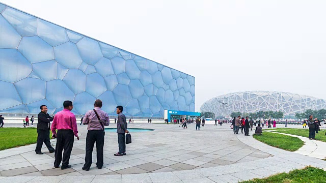 北京水立方体育场与鸟巢体育场在雾霾污染下视频素材