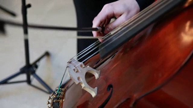 手拉大提琴的细节镜头视频素材