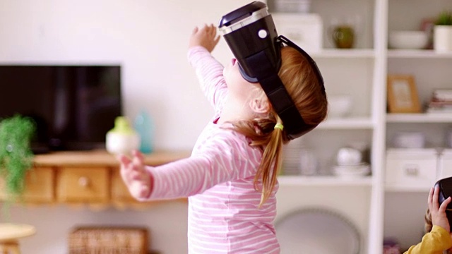 虚拟现实世界里的小女孩视频下载