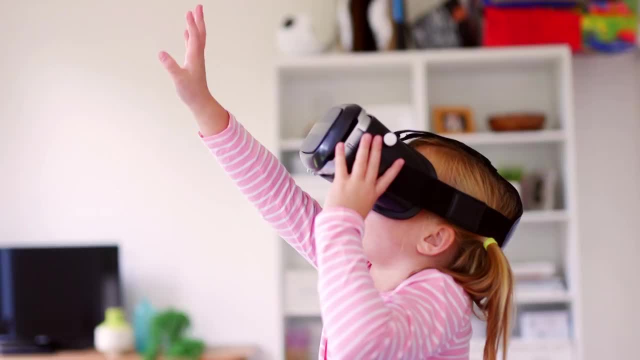小女孩体验虚拟现实视频下载