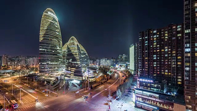 T/L HA ZI观看北京望京SOHO和住宅区的夜晚视频素材