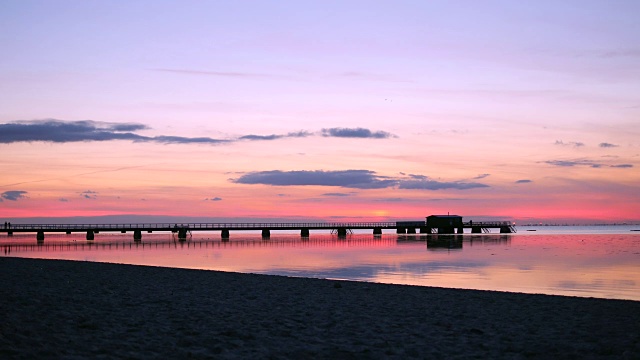 海滩上的日落码头景色视频下载