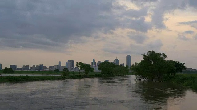 T/L三一河在洪水早期阶段，达拉斯市中心，德克萨斯州天际线在黄昏，淡淡的光线，美丽的云视频素材