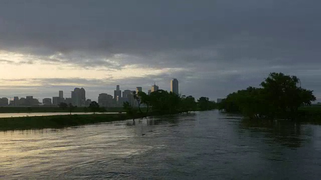 三一河在洪水早期阶段，达拉斯市中心，德克萨斯州天际线在日出，明亮的光线，美丽的云视频素材