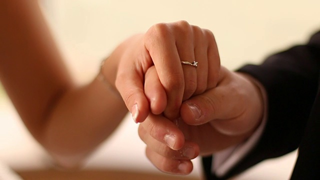 结婚戒指。婚礼的夫妇视频下载