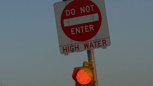闪烁的红色信号和“请勿进入-高水位”的标志视频素材