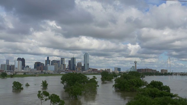 三一河在大洪水阶段，达拉斯，德克萨斯的天际线，戏剧性的云视频素材
