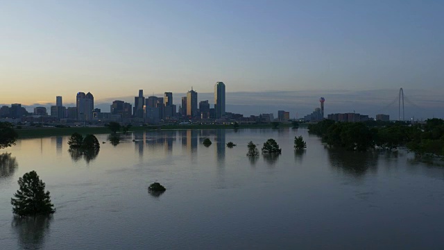 T/L WS日出，三一河在主要洪水阶段，达拉斯，德克萨斯的天际线反映在河视频素材