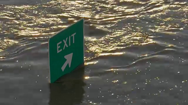 出口标志，在德克萨斯州达拉斯的三一河洪水上几乎看不见视频素材