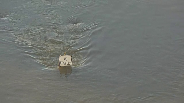 没有车辆的标志，几乎看不到三一河洪水，达拉斯，德克萨斯州视频素材